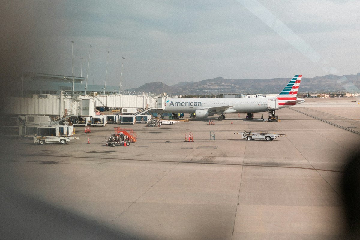 Avion à la porte d’embarquement de l’aéroport