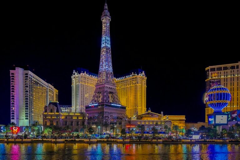 Hôtels du Strip de Las Vegas illuminés la nuit