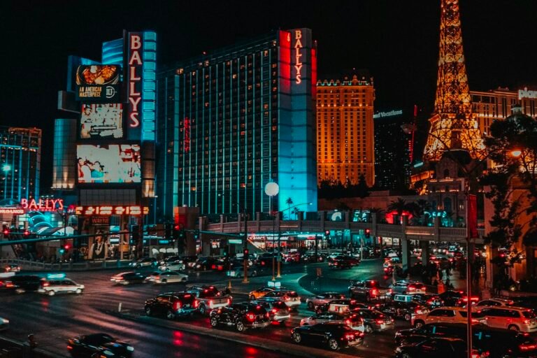 Circulation sur le Strip de Las Vegas la nuit