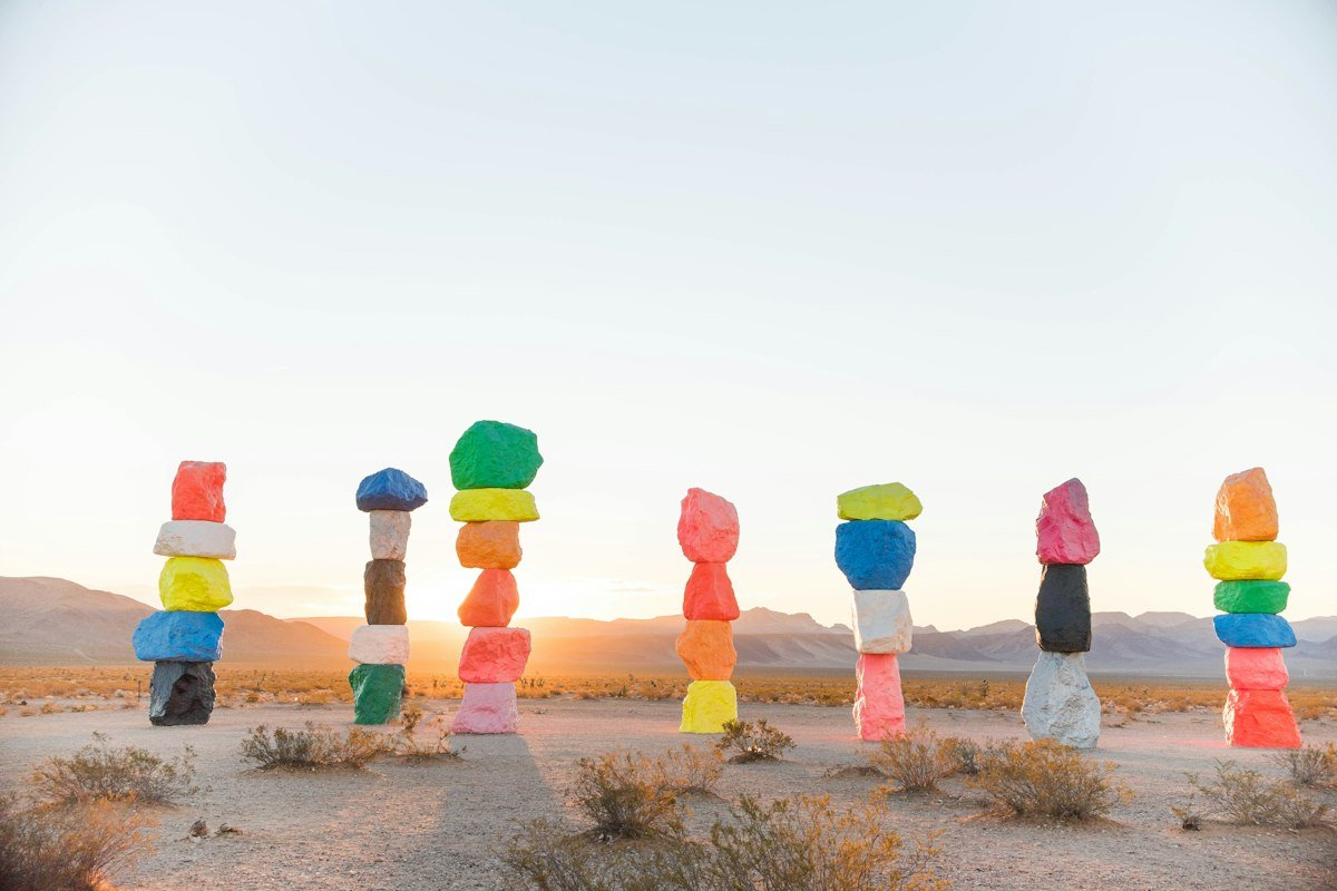 Les rochers colorés des Seven Magic Mountains près de Las Vegas
