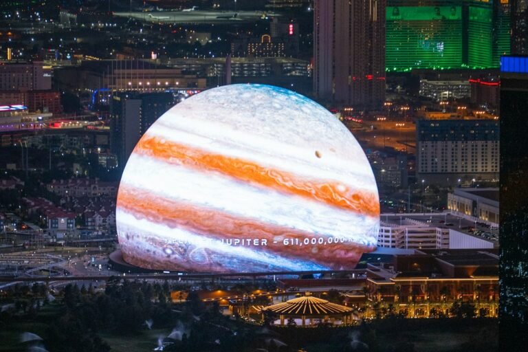 La Sphere de Las Vegas illuminée la nuit