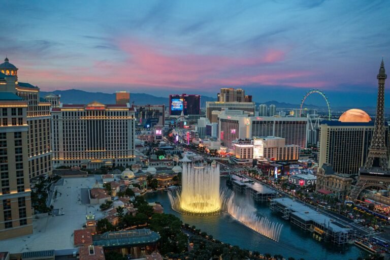 Fontaines du Bellagio sur le Strip de Las Vegas au crépuscule