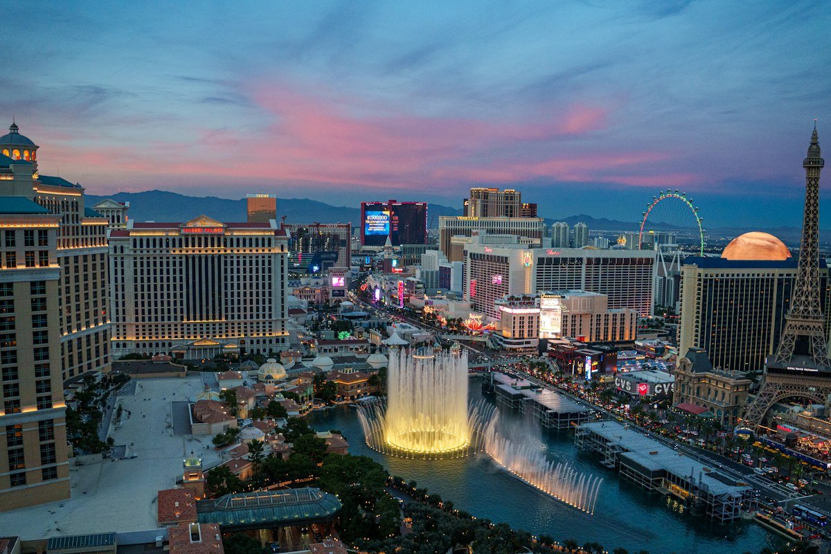 Fontaines du Bellagio sur le Strip de Las Vegas au crépuscule