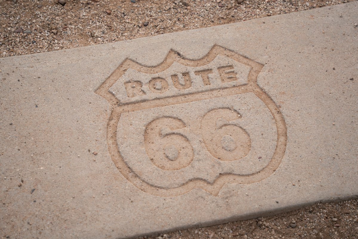 Le célèbre écusson de la Route 66 peint sur la route en Arizona