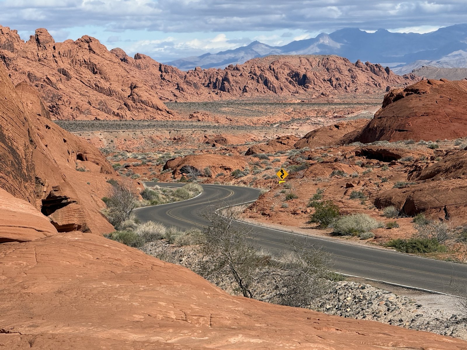 Route sinueuse entre les roches rouges de Valley of Fire