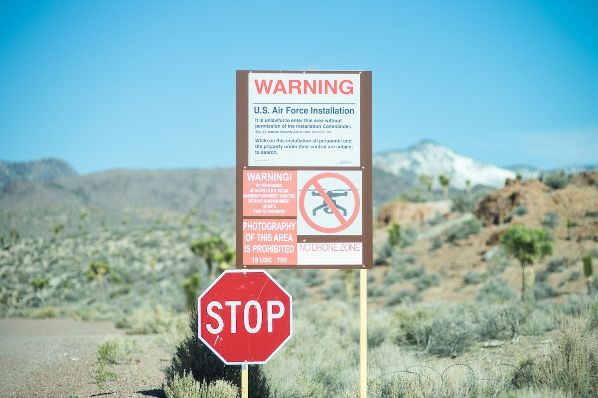 Panneaux d’avertissement à la limite de la Zone 51 dans le désert du Nevada